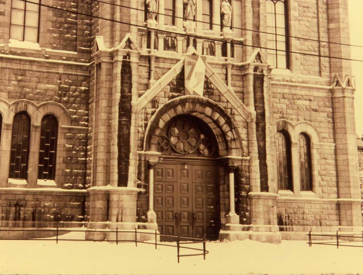 Façade et portail principal de l'église sous la neige